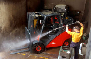 HOW TO CLEAN YOUR FORKLIFT PROPERLY