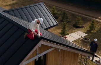 5 Ways Professional Roofing Contractors Help Protect Your Investment